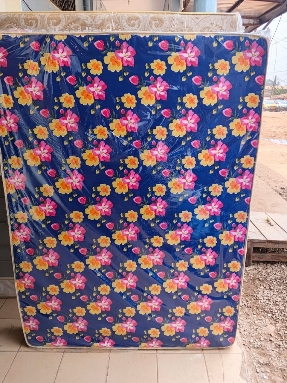 Matelas standard fleurs rouge