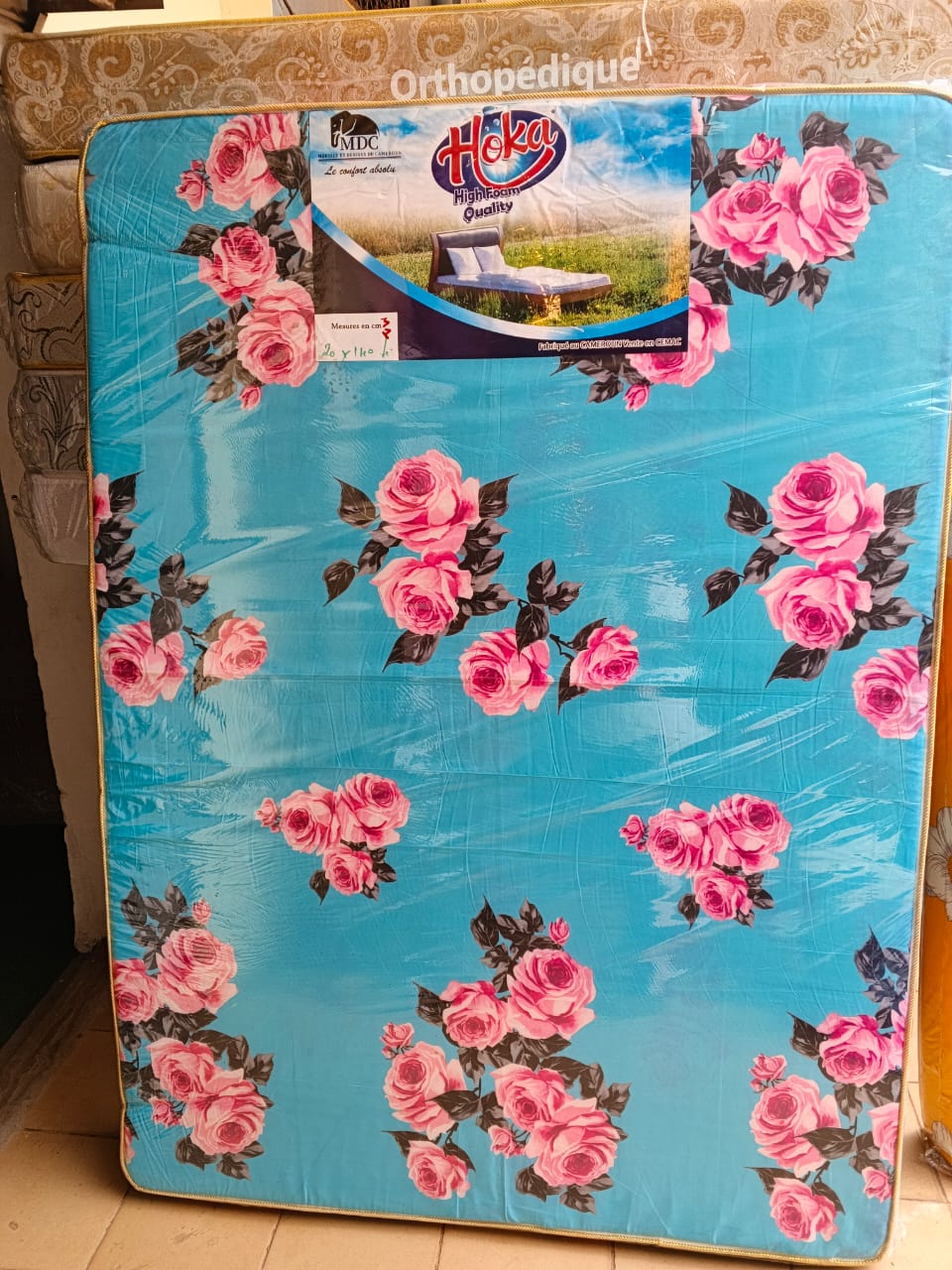 Matelas standard bleu fleurs rouge