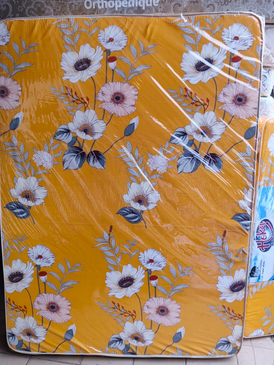 Matelas standard jaune fleuri