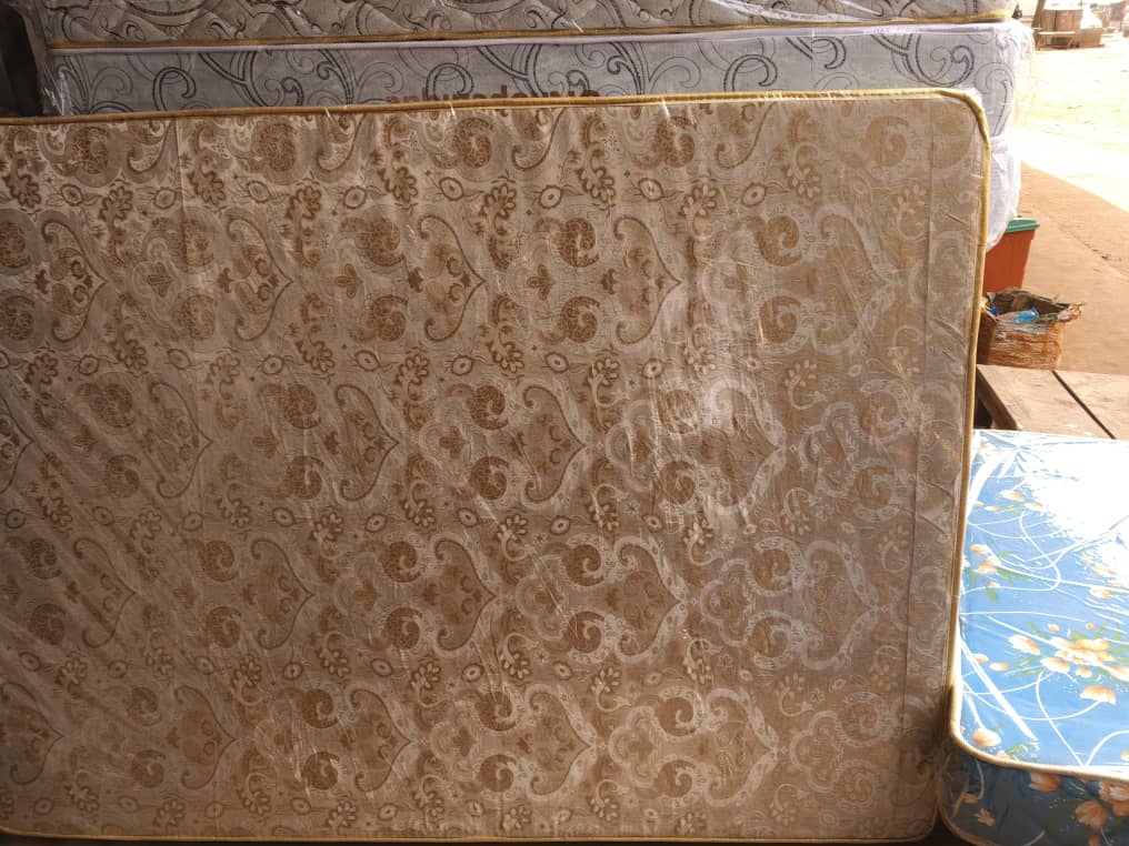 Matelas orthopédique marron décor fleurs