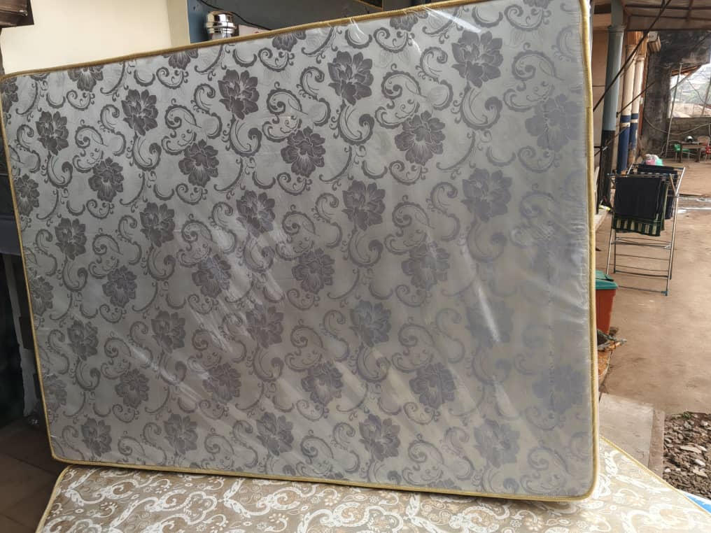 Matelas orthopédique blanc décor fleur